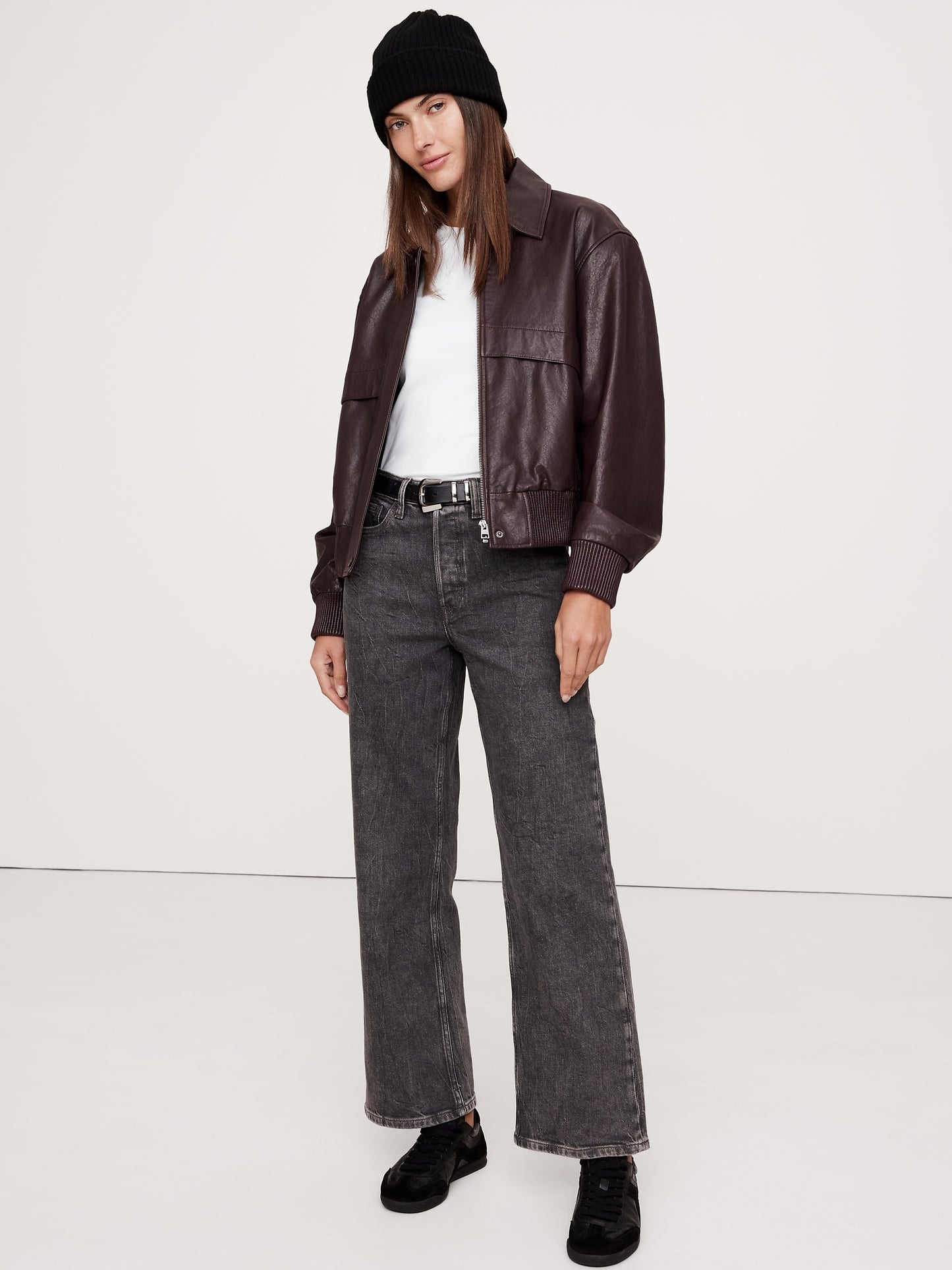 تي شيرت أنيق بفتحة ياقة مستديرة