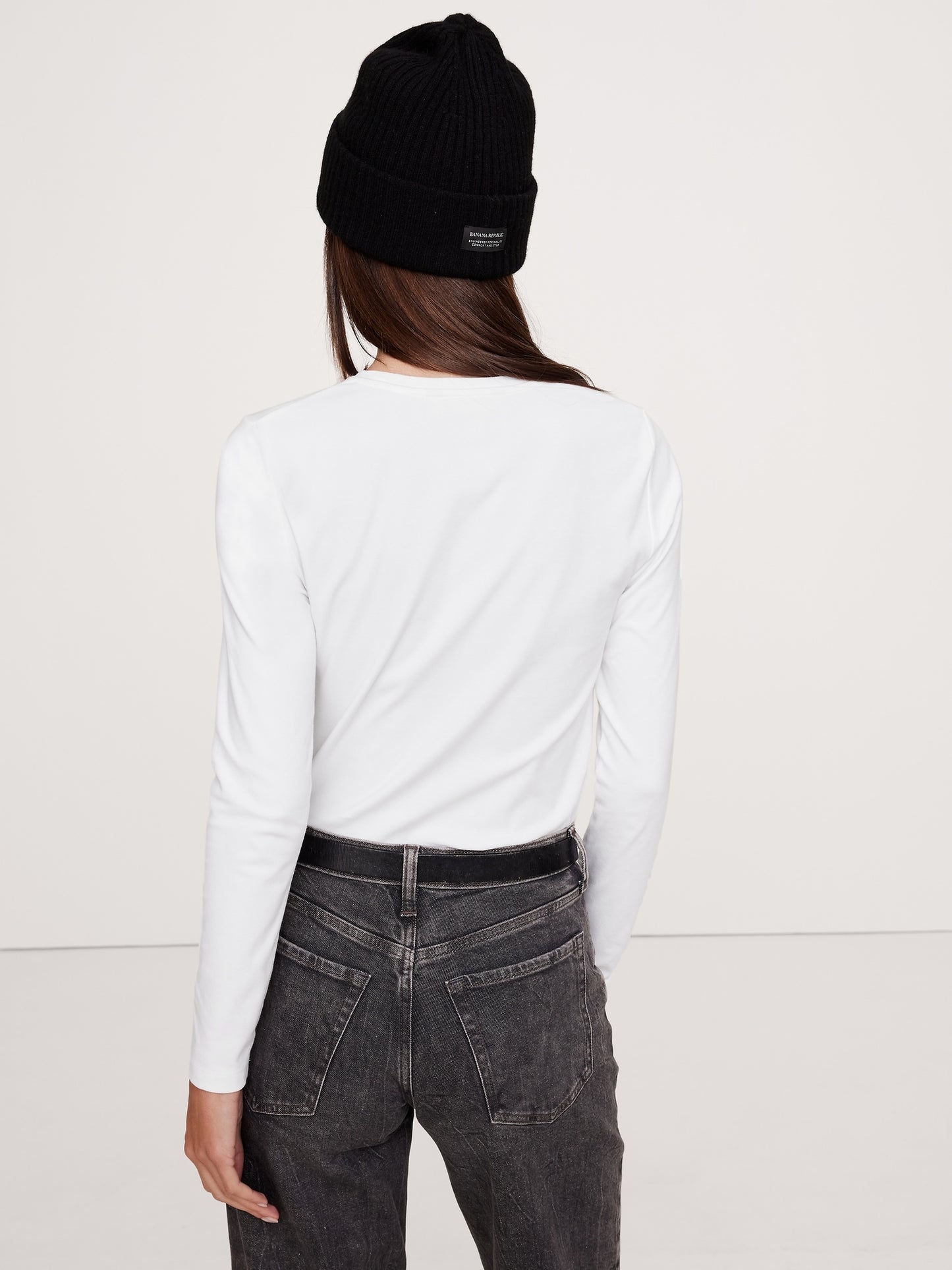 تي شيرت أنيق بفتحة ياقة مستديرة