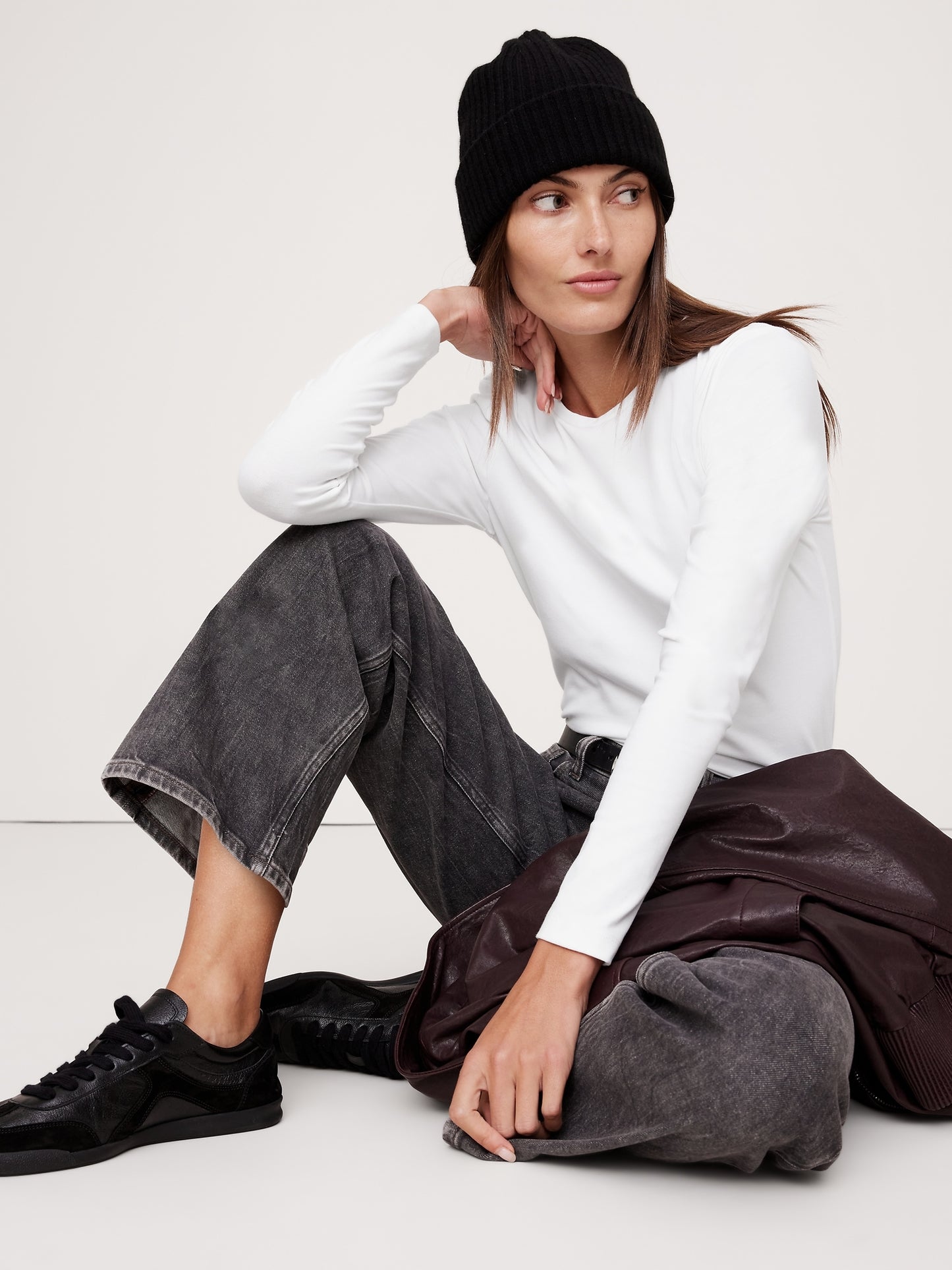 تي شيرت أنيق بفتحة ياقة مستديرة