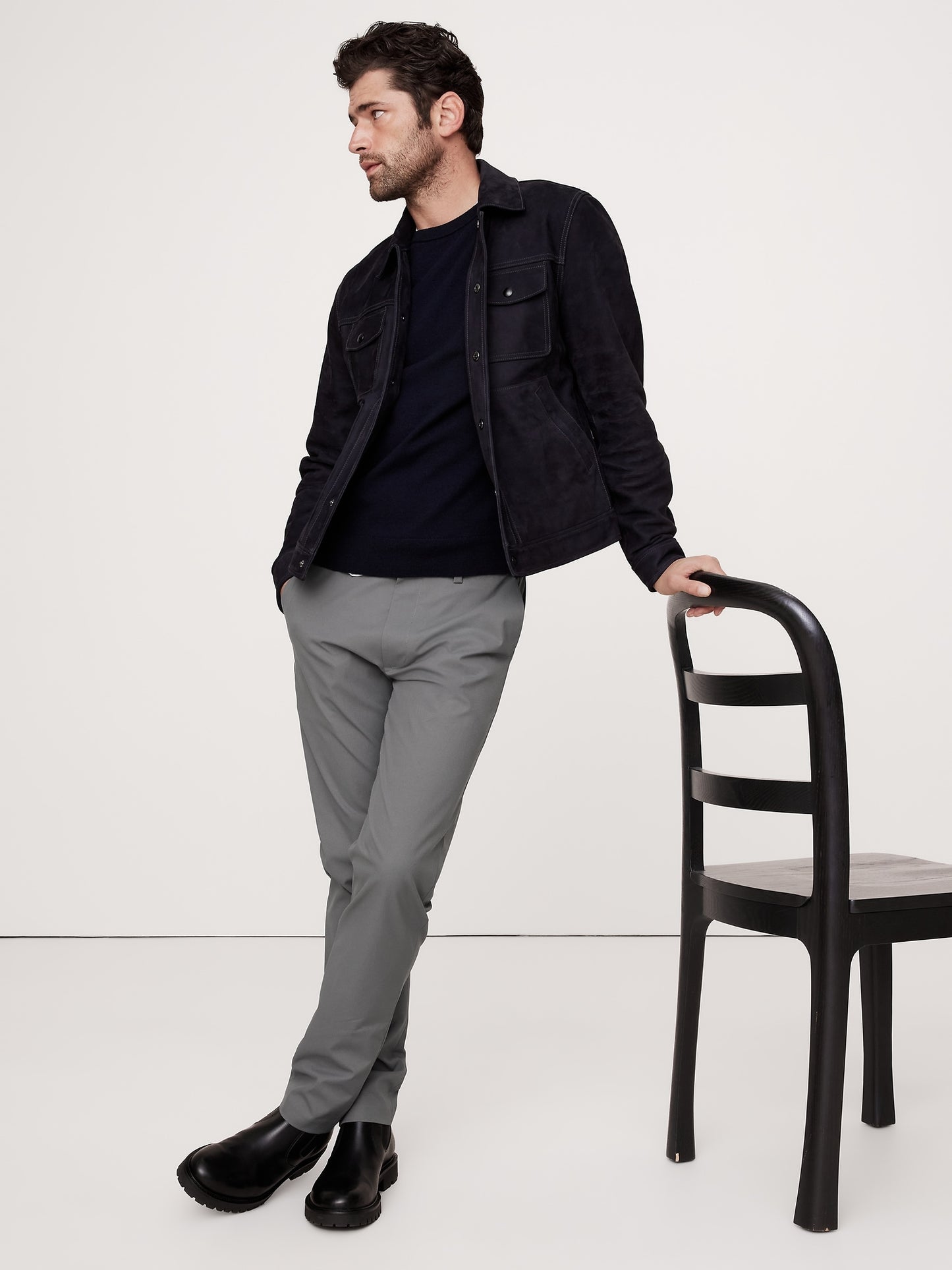 بنطال أثليتيك بيرفورمانس بقصّة ضيقة