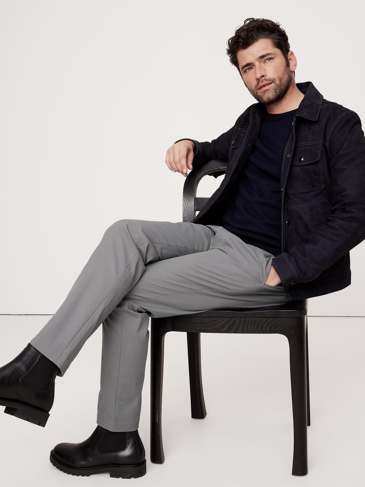 بنطال أثليتيك بيرفورمانس بقصّة ضيقة