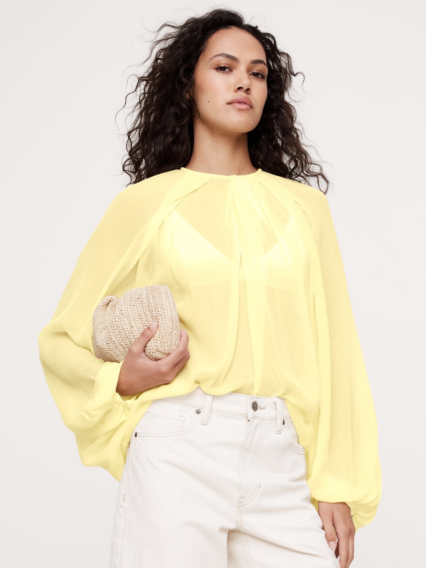 بلوزة شيفون بقتحة ياقة مائلة