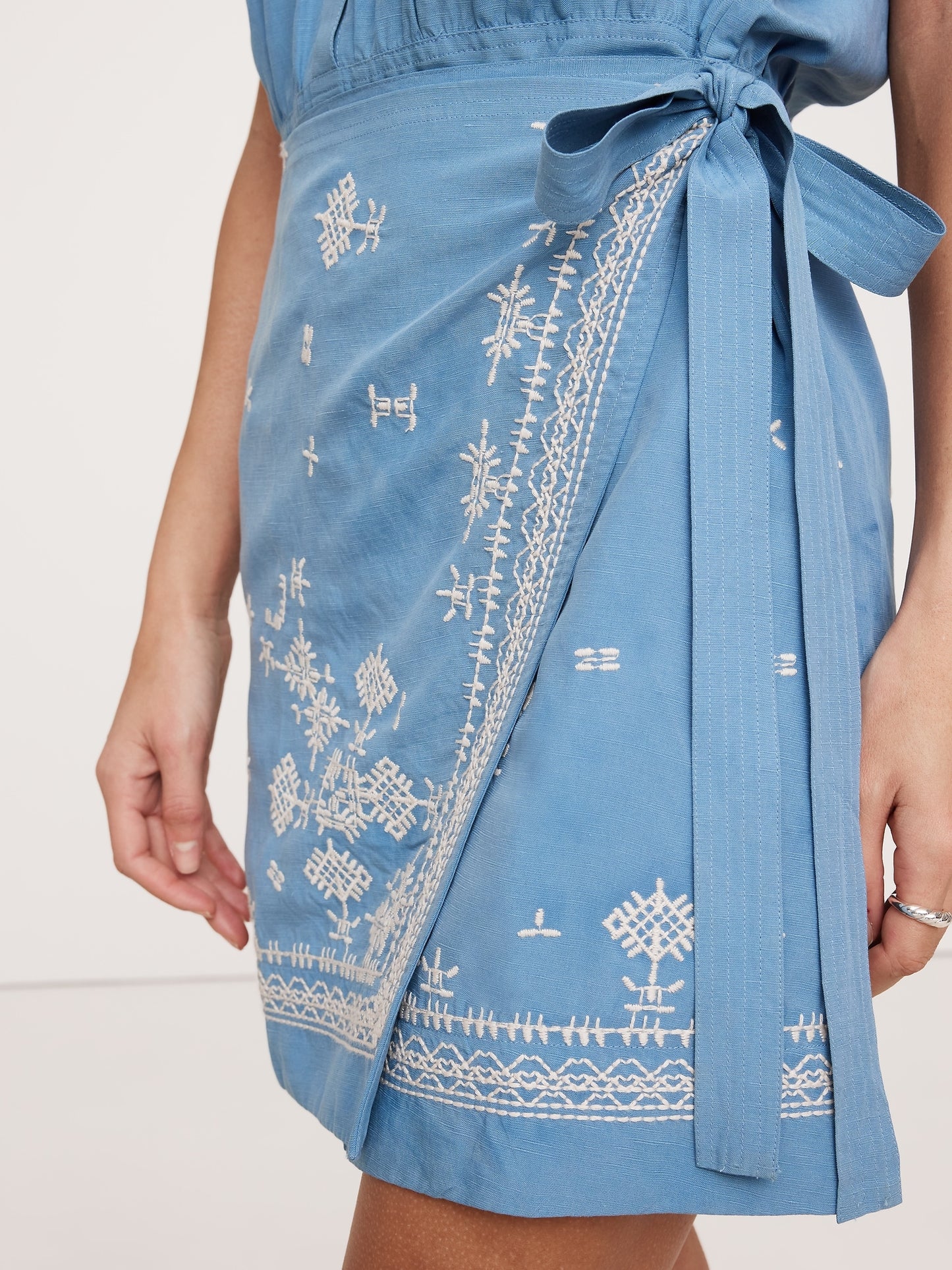 فستان مطرز تنسيل™- كتان ملفوف