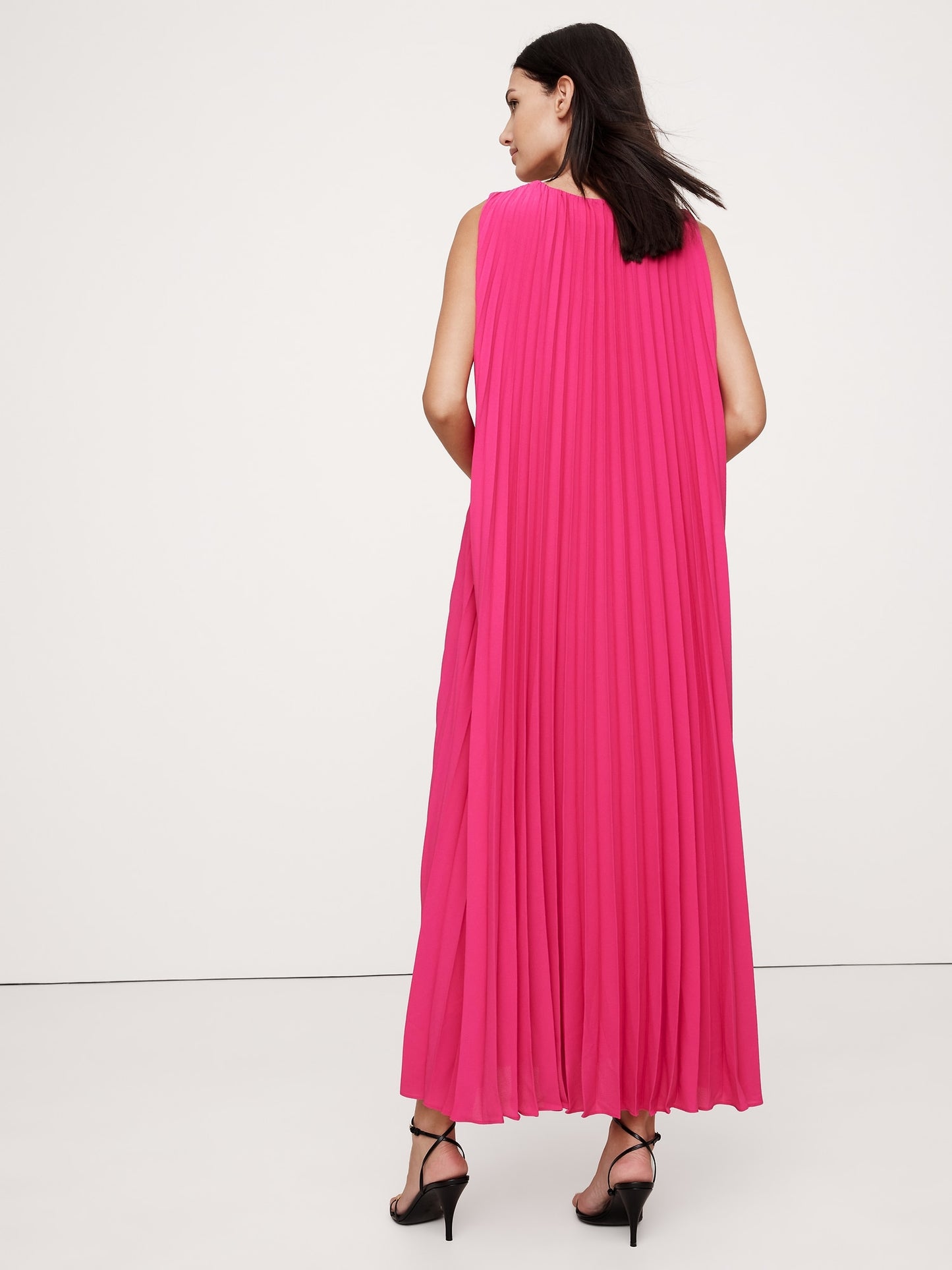 فستان ماكسي بطيات وبدون أكمام