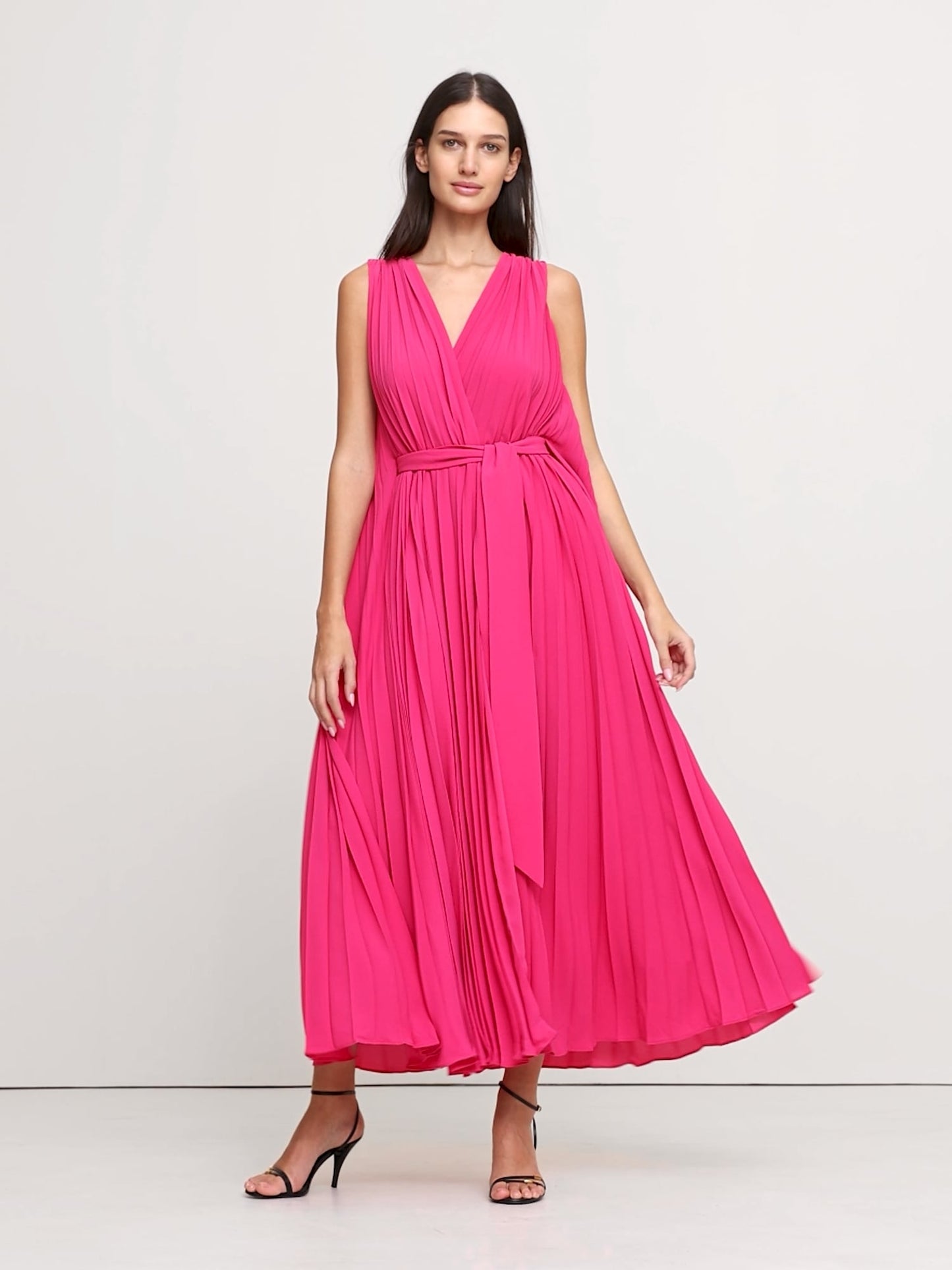 فستان ماكسي بطيات وبدون أكمام