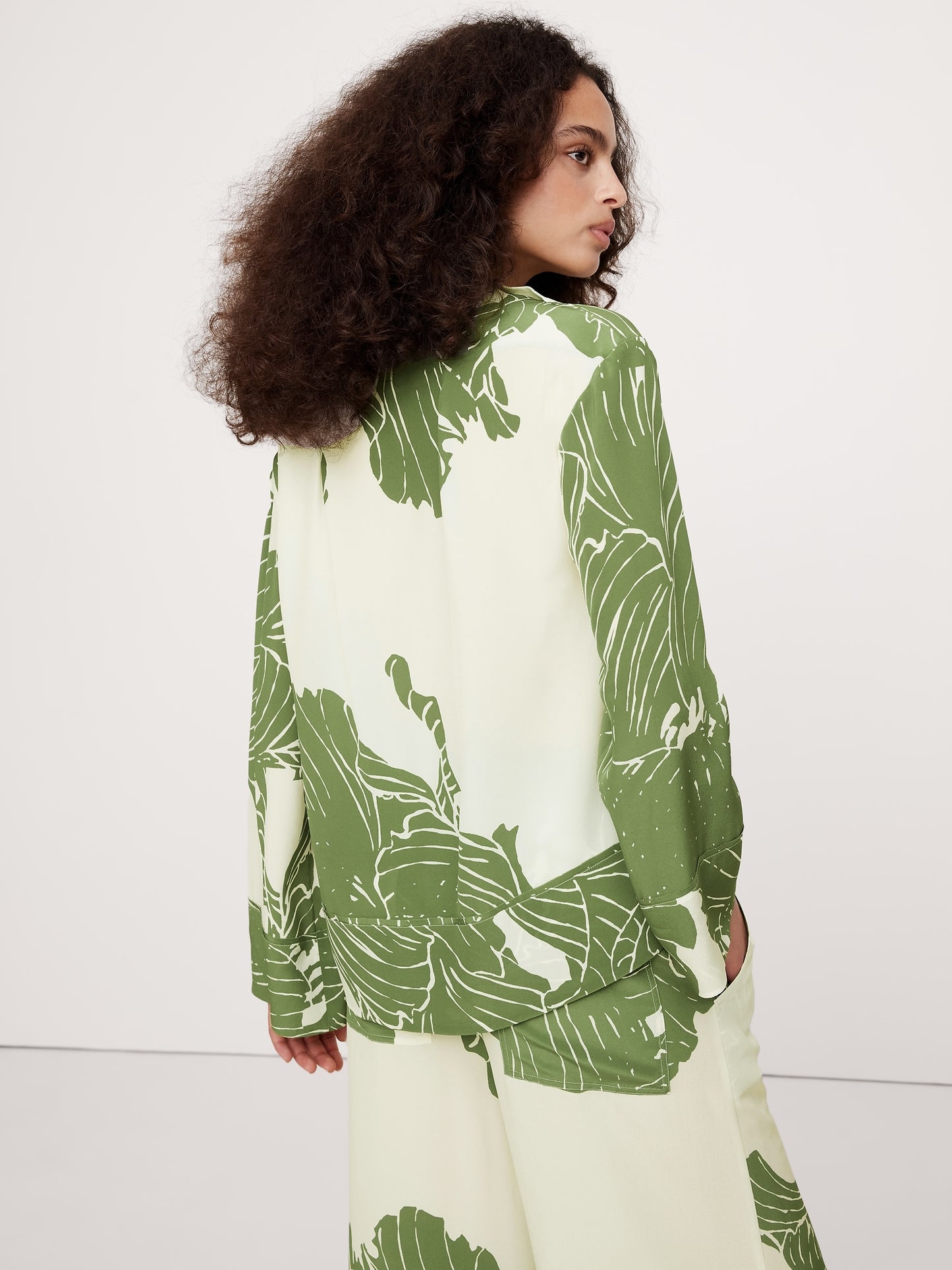 بلوزة مريحة حرير غير لامع بفتحة ياقة على شكل حرف V