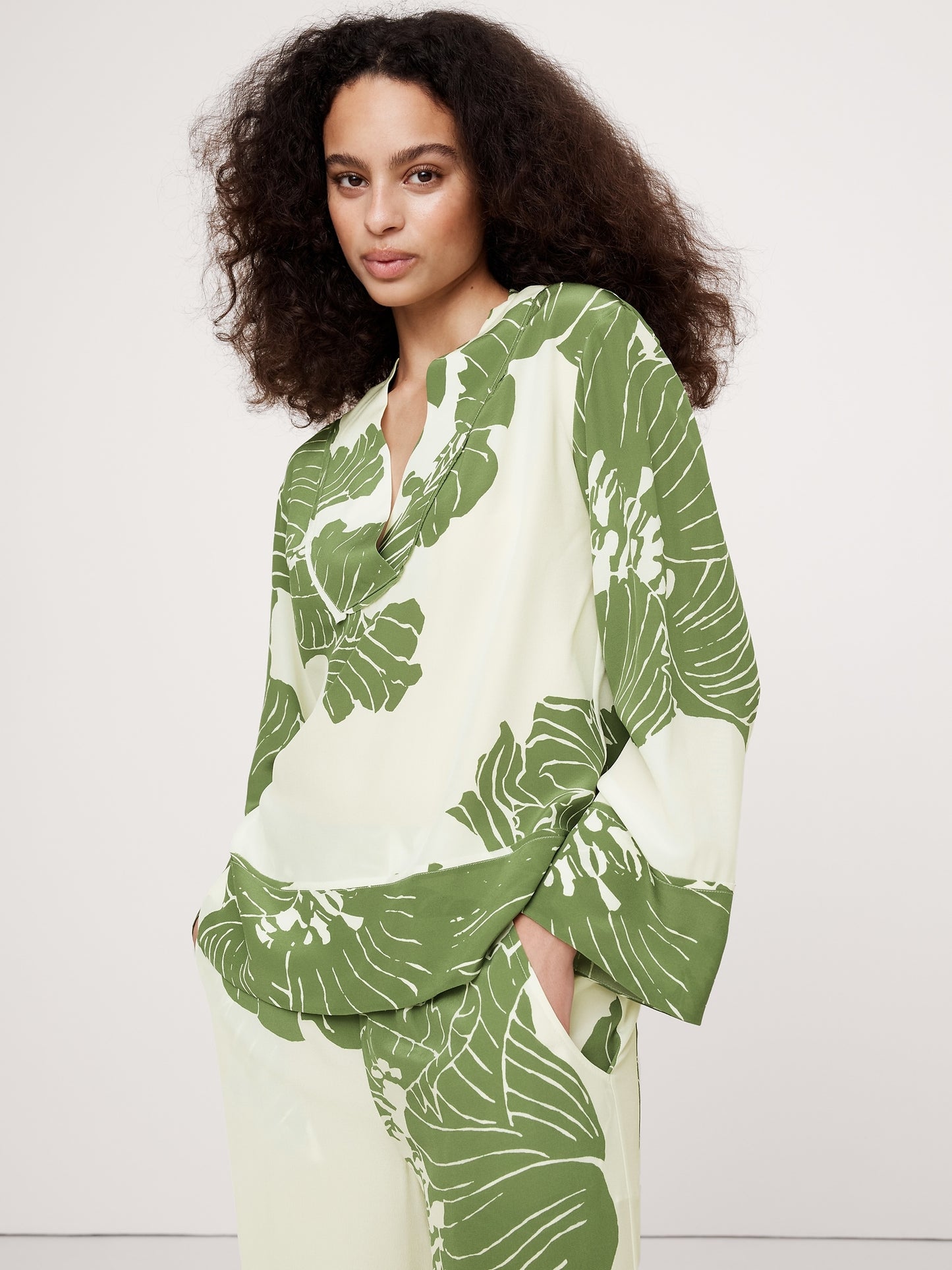 بلوزة مريحة حرير غير لامع بفتحة ياقة على شكل حرف V