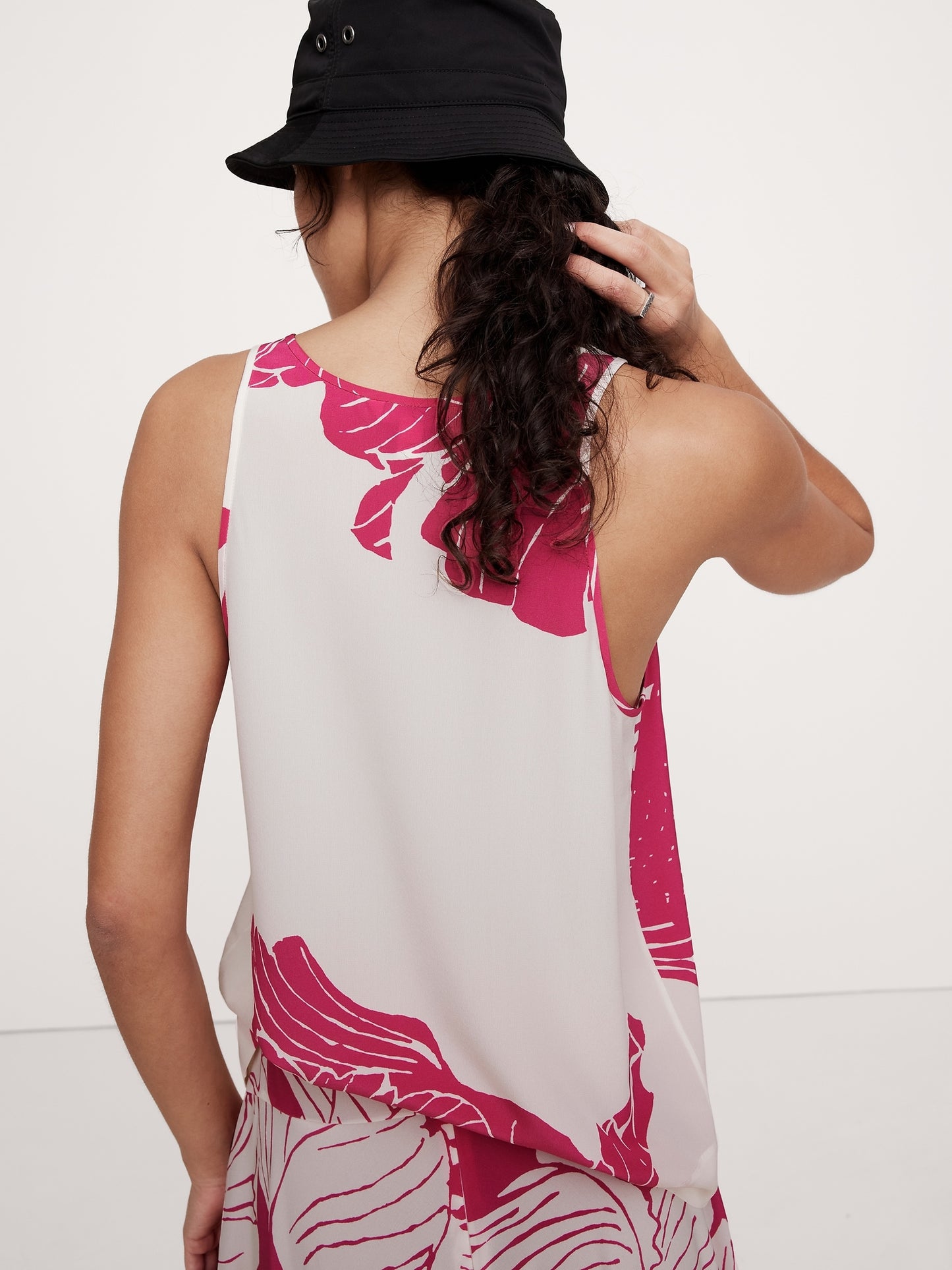 بلوزة حرير غير لامع بدون أكمام