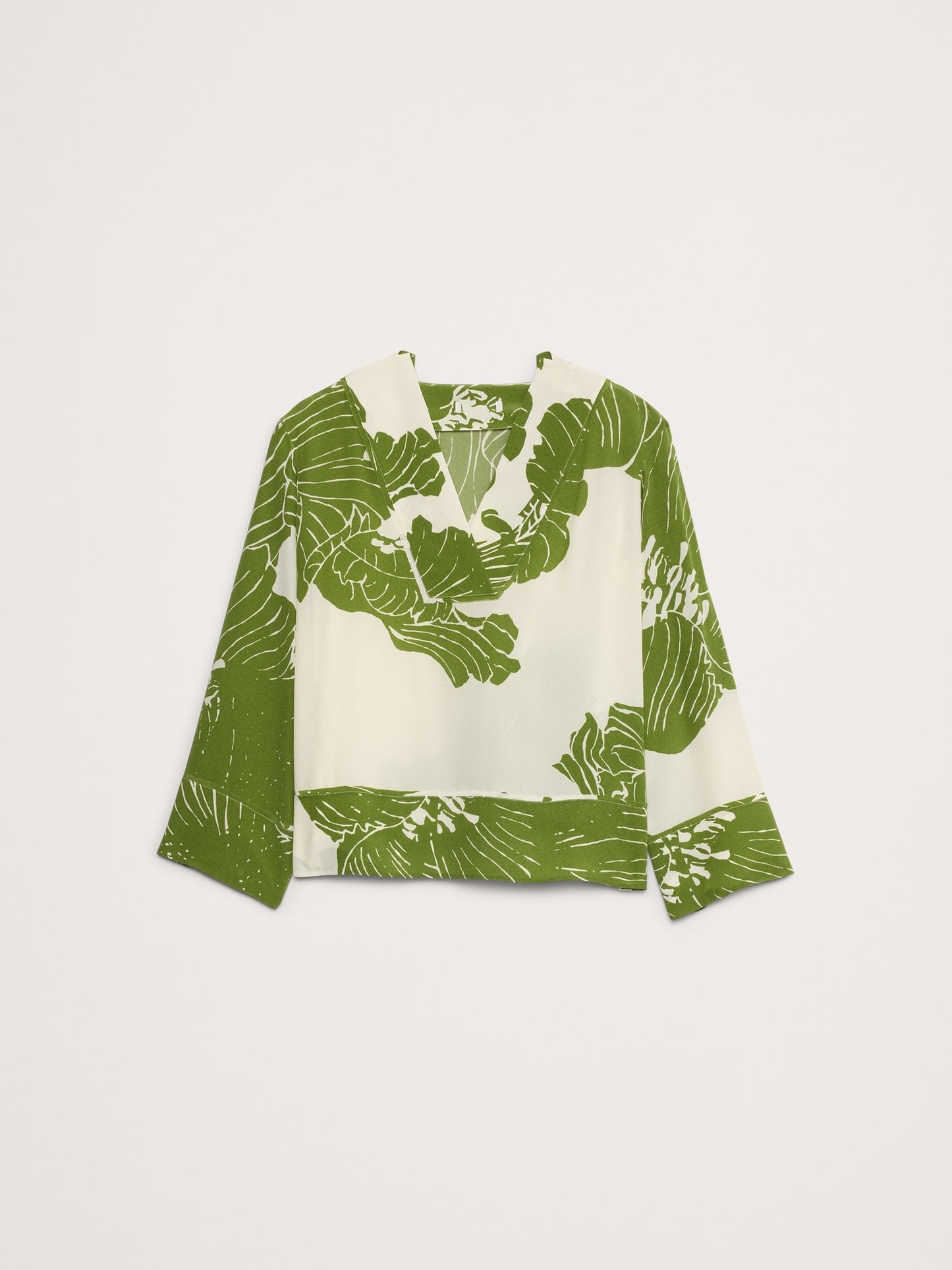 بلوزة مريحة حرير غير لامع بفتحة ياقة على شكل حرف V