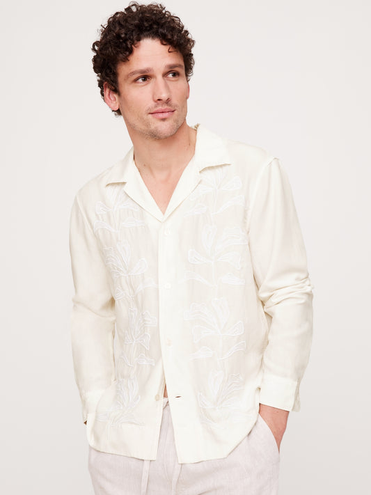 قميص ريزورت مطرز تنسيل™-كتان بأكمام طويلة