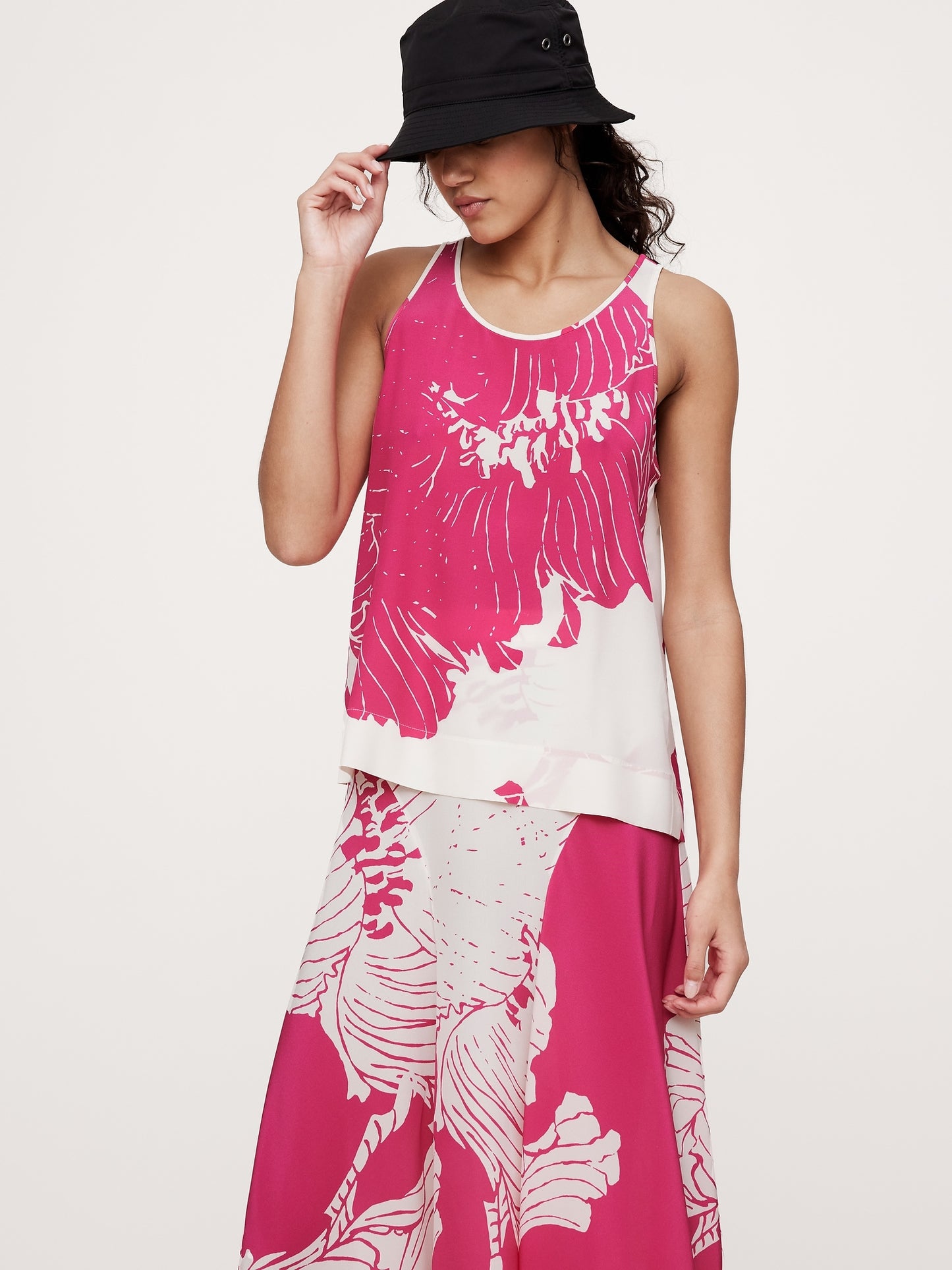 بلوزة حرير غير لامع بدون أكمام