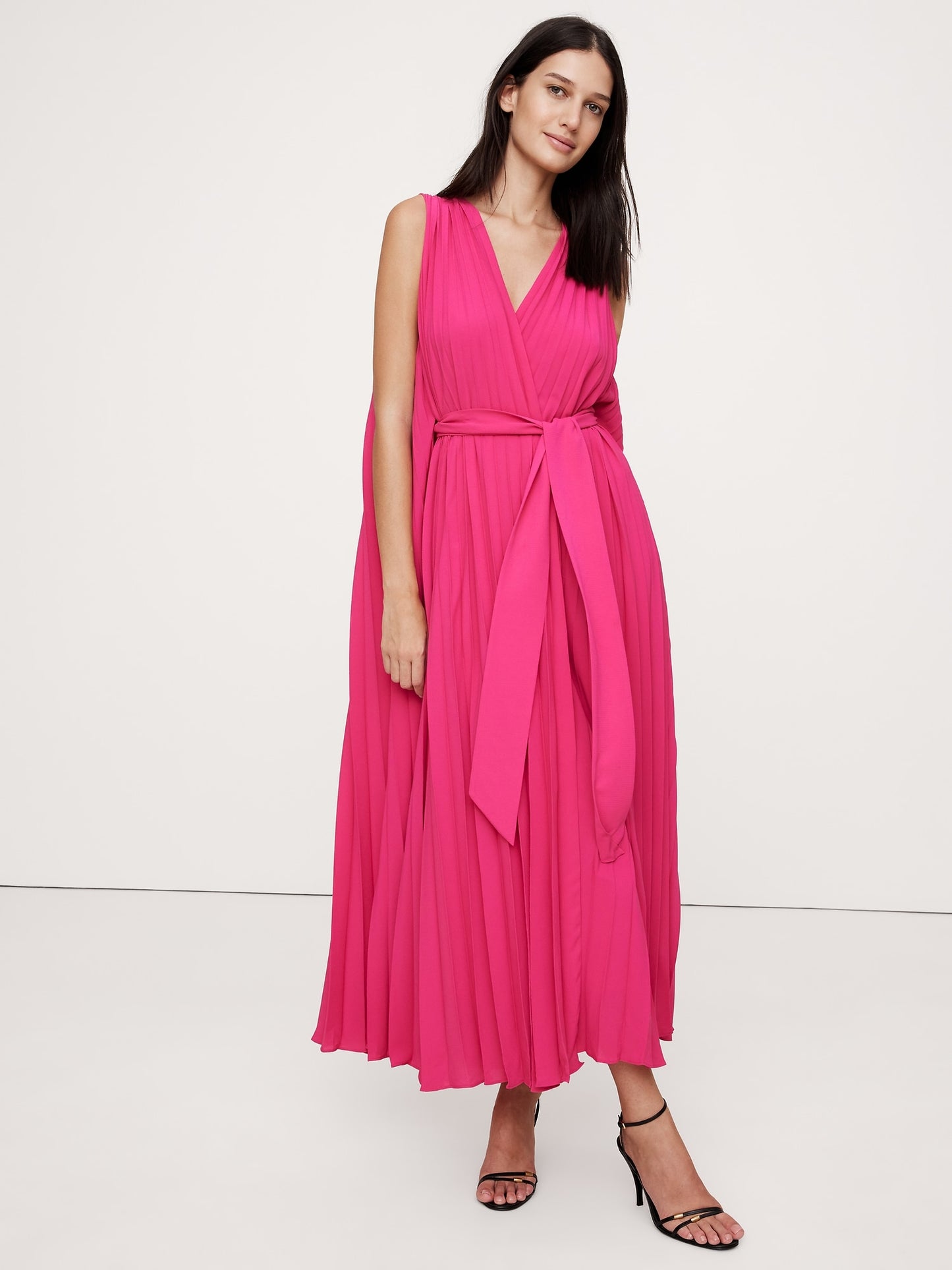 فستان ماكسي بطيات وبدون أكمام