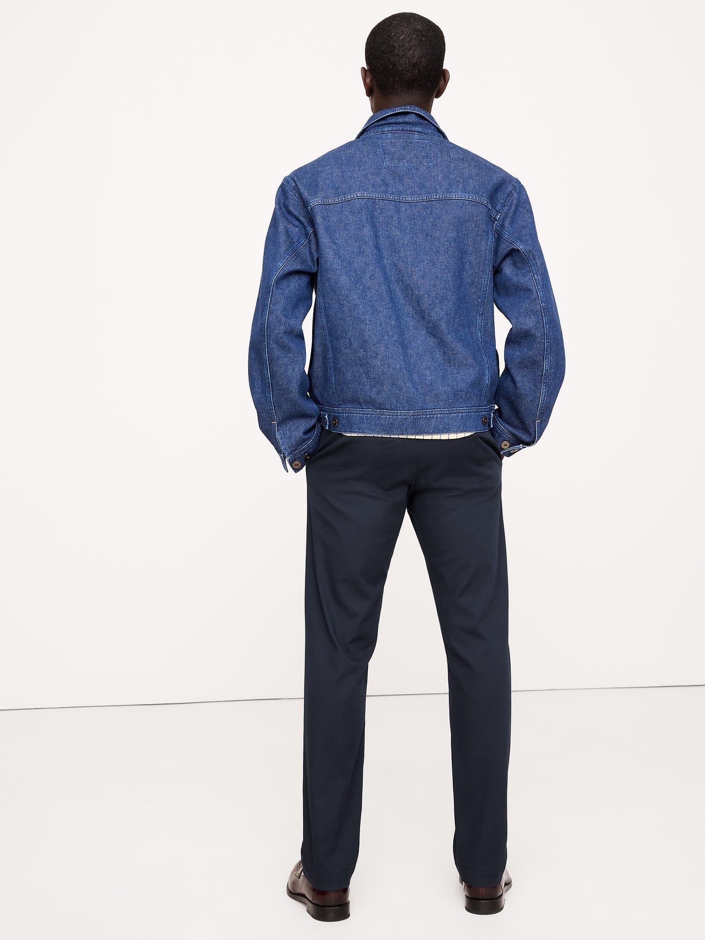 بنطال تشينو من قماش إيطالي مرن بقصّة ضيقة