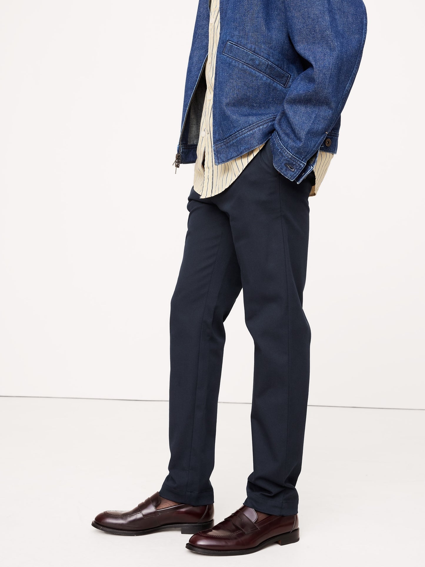 بنطال تشينو من قماش إيطالي مرن بقصّة ضيقة