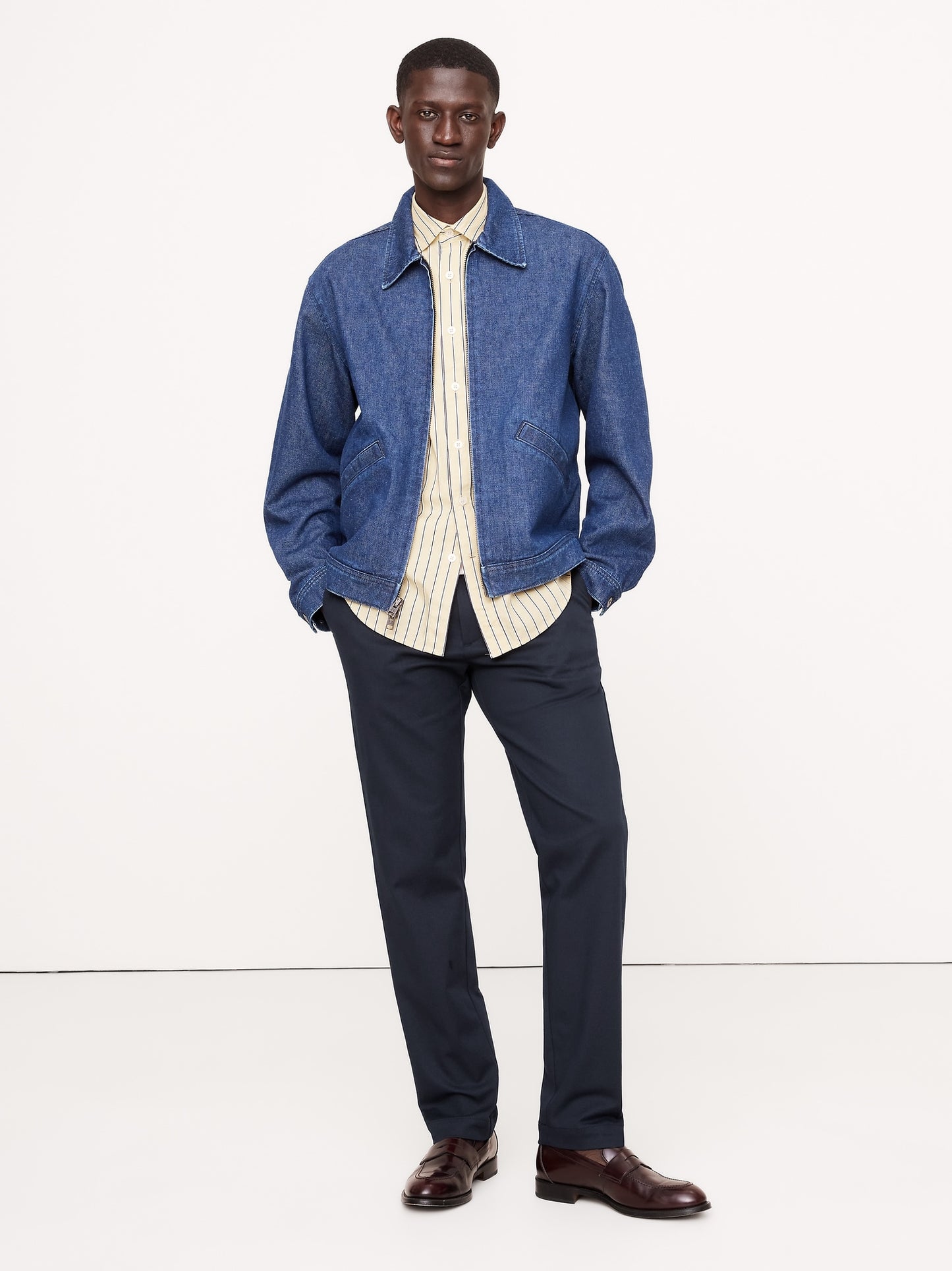 بنطال تشينو من قماش إيطالي مرن بقصّة ضيقة