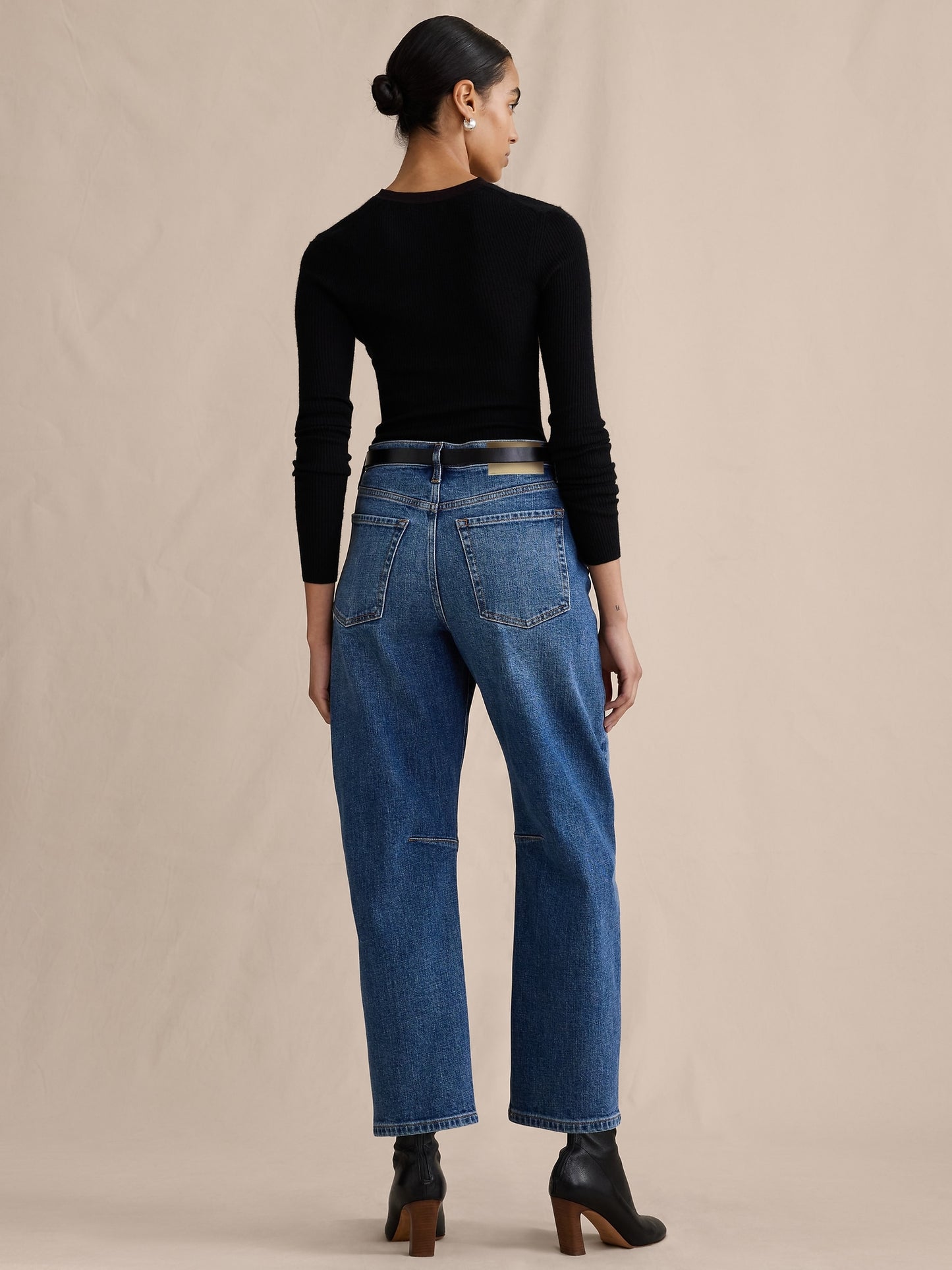 Mid-Rise Barrel Ankle Jean